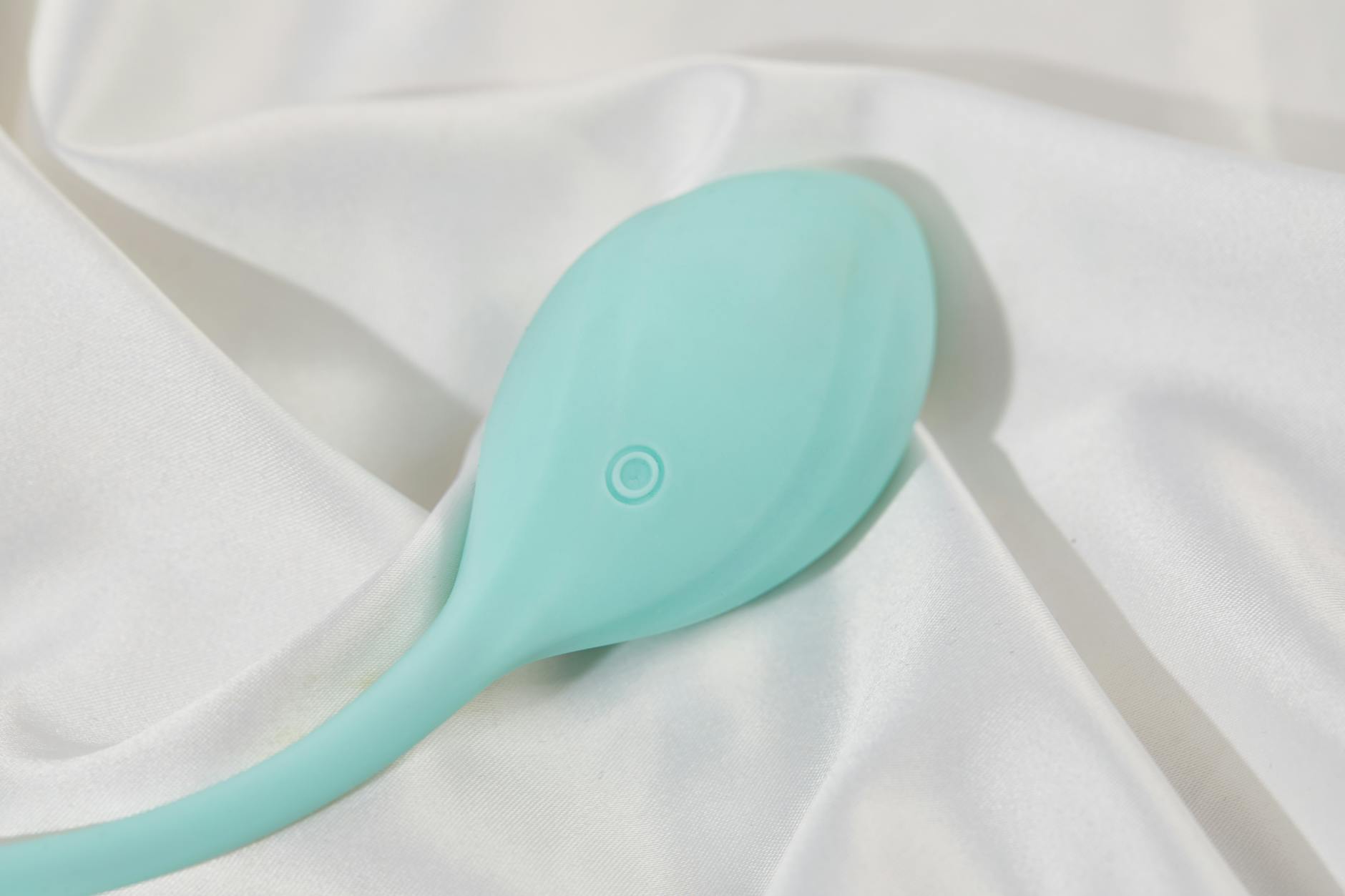 Vibromasseur citron élégant sur soie blanche, prêt pour une exploration solo du plaisir