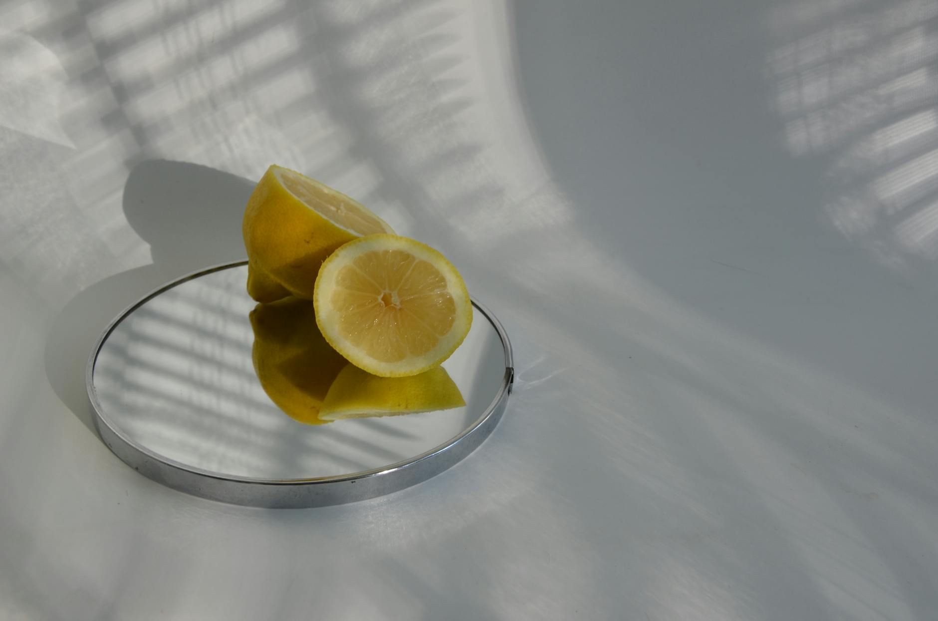 Un vibromasseur citron jaune brillant entouré de bananes pelées sur un fond jaune éclatant, illustrant la stimulation joyeuse et sensuelle.