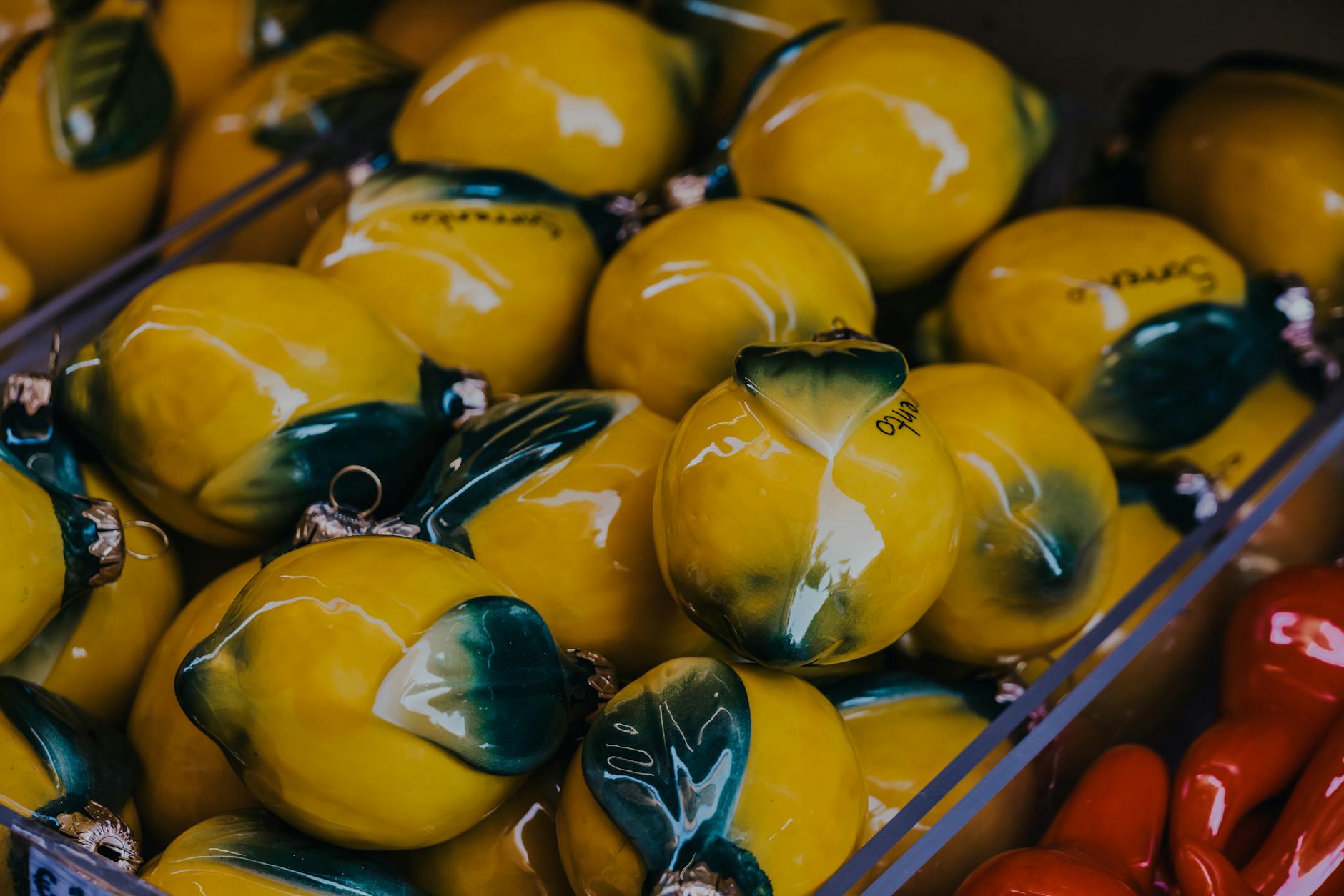 Citrons vibrants délicatement arrangés, symbolisant un retour à la découverte du plaisir