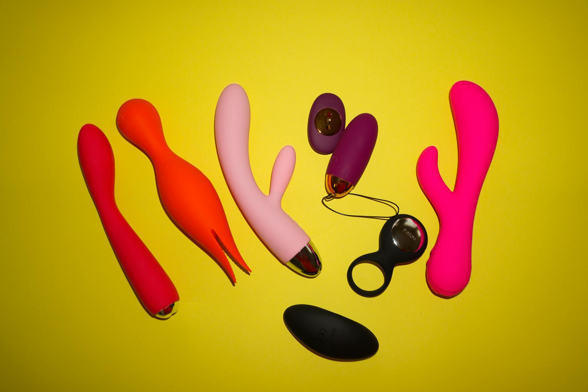 Rangée de vibromasseurs colorés incluant des jouets citron pour la stimulation clitoridienne